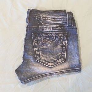 Miss Me shorts w/ cute daisy detail